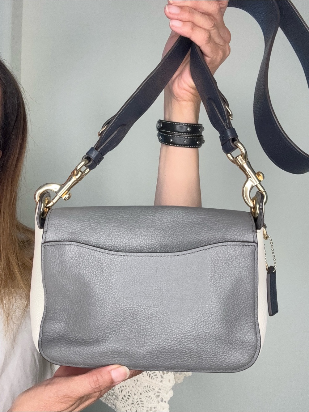 Coach Small Jes Messenger Like New - Picture 6 of 17